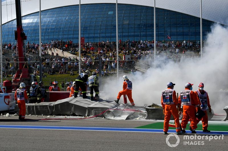 Comisarios con el coche accidentado de Luca Ghiotto, Hitech Grand Prix tras el toque con Jack Aitken, Campos Racing 