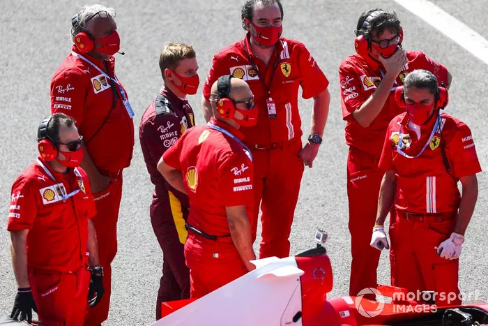 Mick Schumacher es informado por el personal de Ferrari antes de conducir el Ferrari F2004, ganador del campeonato de su padre
