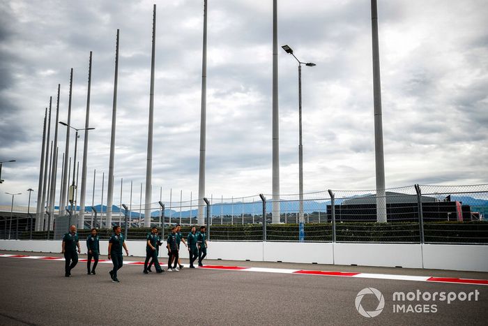 Sebastian Vettel, Aston Martin, camina la pista 