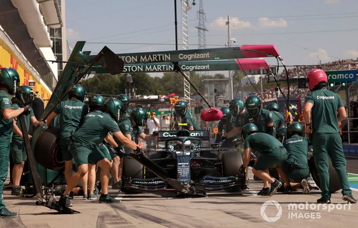 Sebastian Vettel, Aston Martin AMR21, en boxes durante los entrenamientos