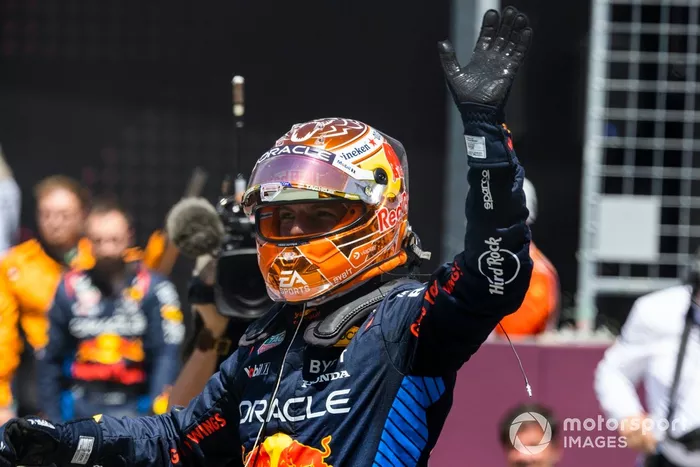 Max Verstappen, Red Bull Racing, 1ª posição, acena do Parc Ferme após o Sprint