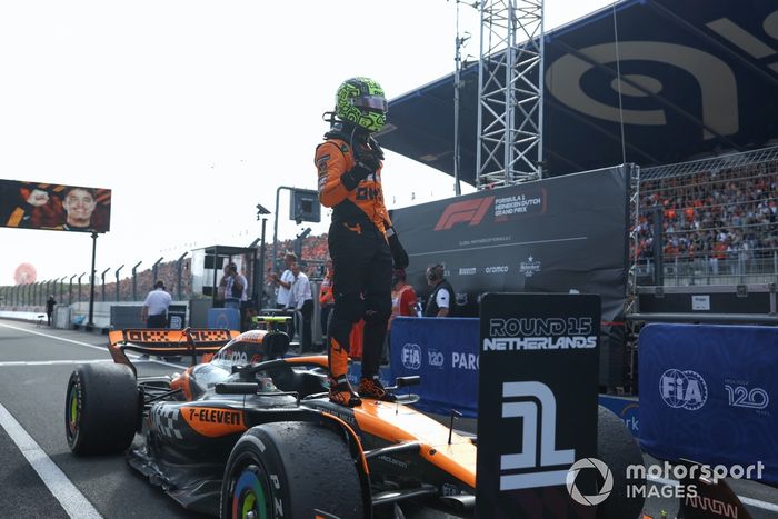 Lando Norris, McLaren F1 Team, 1ª posición, celebra su llegada al Parc Ferme