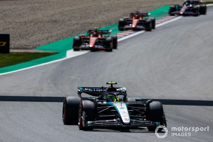 Lewis Hamilton, Mercedes F1 W15, Carlos Sainz, Ferrari SF-24, Charles Leclerc, Ferrari SF-24