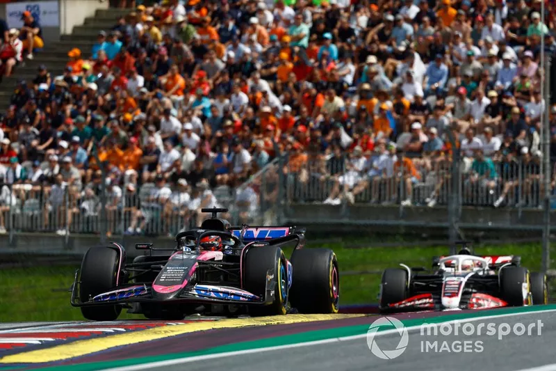 Esteban Ocon, Alpine A524, Kevin Magnussen, Haas VF-24