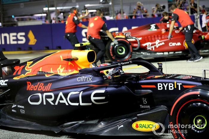 Sergio Pérez, Red Bull Racing RB18, llega al Parc Ferme