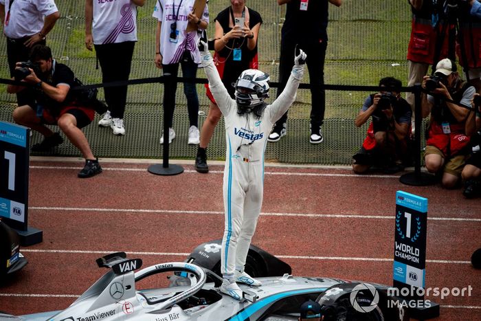 Stoffel Vandoorne, Mercedes-Benz EQ, segundo, celebra la consecución del título