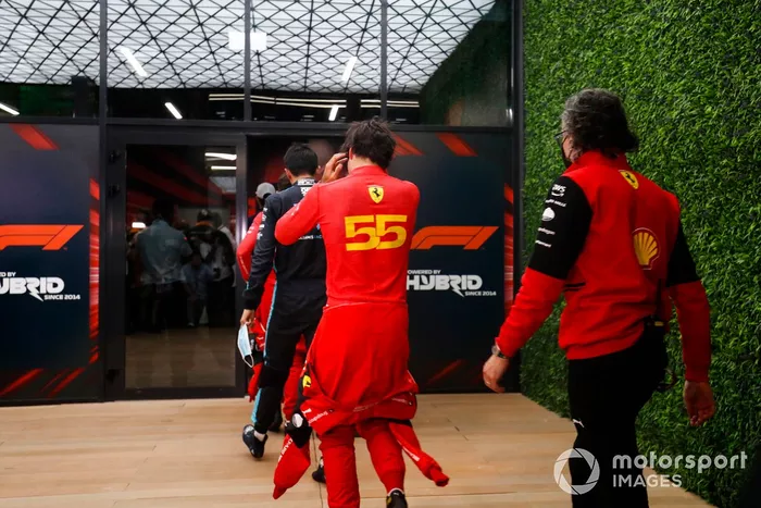 Alex Albon, Williams Racing, Carlos Sainz Jr., Ferrari, Laurent Mekies, Racing Director, Ferrari