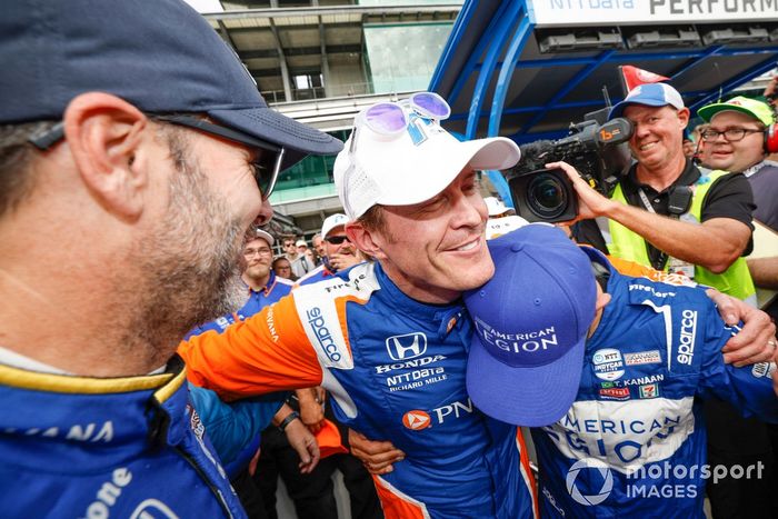 El ganador del premio de la pole, Scott Dixon, Chip Ganassi Racing Honda, celebra su premio de la pole, Jimmie Johnson, Chip Ganassi Racing Honda, Tony Kanaan, Chip Ganassi Racing Honda, 