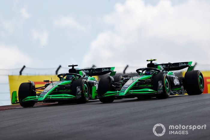 Valtteri Bottas, Stake F1 Team KICK Sauber C44 lucha con Zhou Guanyu, Stake F1 Team KICK Sauber C44 