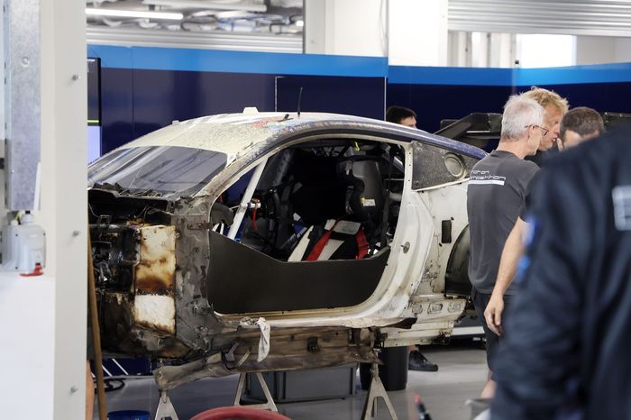 #77 Proton Competition Ford Mustang LMGT3: Bernardo Sousa, Ben Tuck, Benjamin Barker después del incendio