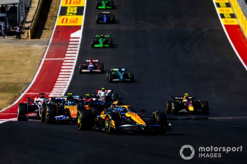 Oscar Piastri, McLaren MCL38, Pierre Gasly, Alpine A524 