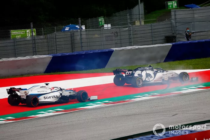 Daniil Kvyat, AlphaTauri AT01, trompea delante de George Russell, Williams FW43