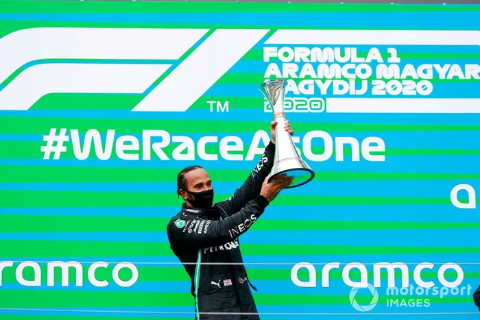 Podio: ganador Lewis Hamilton, Mercedes-AMG Petronas F1 