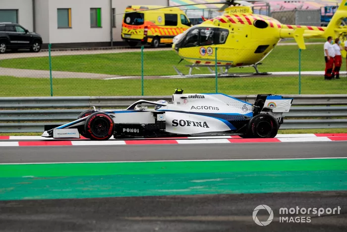 Nicholas Latifi, Williams FW43, sufre un pinchazo trasero