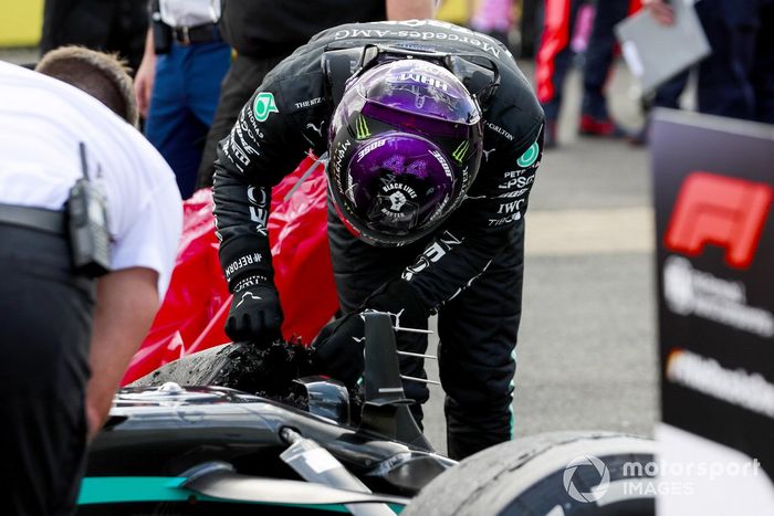 Ganador de la carrera Lewis Hamilton, Mercedes-AMG F1 mirando los daños del neumático de su monoplaza en el Parc Ferme