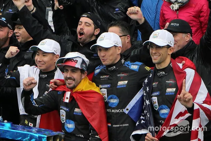 Ganadores #10 Konica Minolta Cadillac DPi-V.R.: Renger Van Der Zande, Jordan Taylor, Fernando Alonso, Kamui Kobayashi