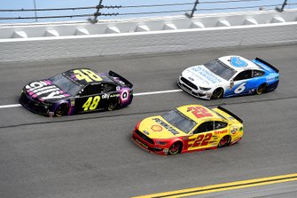 Ryan Newman, Roush Fenway Racing, Ford Mustang Wyndham Rewards, Joey Logano, Team Penske Ford, Jimmie Johnson, Hendrick Motorsports Chevrolet