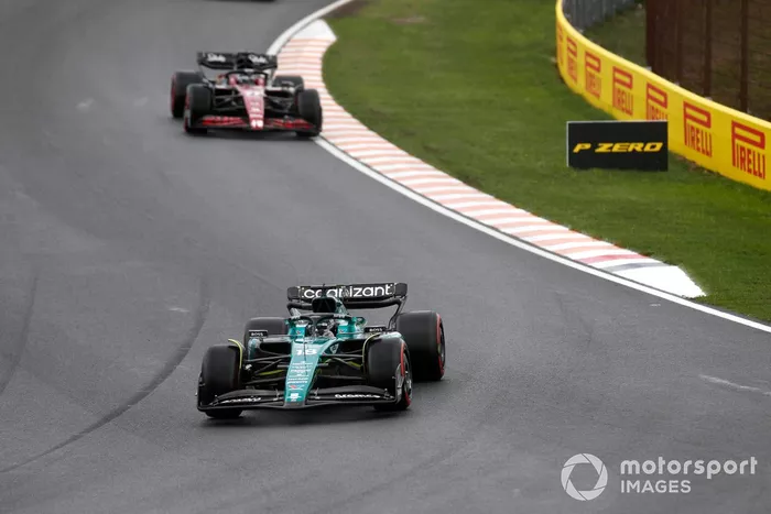 Lance Stroll, Aston Martin AMR23, adelanta a Valtteri Bottas, Alfa Romeo C43