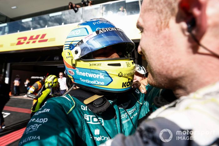 Fernando Alonso, Aston Martin F1 Team, 3ª posición, celebra su llegada al Parc Ferme