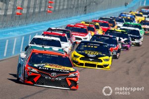 Martin Truex Jr., Joe Gibbs Racing, Toyota Camry Bass Pro Shops, Chase Elliott, Hendrick Motorsports, Chevrolet Camaro Unifirst
