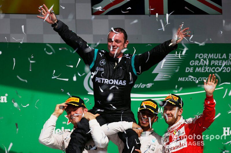 Tony Walton, Spares Co Ordinator, Mercedes AMG, sobre los hombros de Lewis Hamilton, Mercedes AMG, 1ª Posición, y Nico Rosberg, Mercedes AMG, 2ª Posición