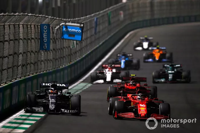 Charles Leclerc, Ferrari SF21, Yuki Tsunoda, AlphaTauri AT02, y Carlos Sainz Jr., Ferrari SF21
