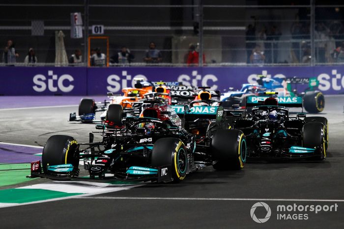 Lewis Hamilton, Mercedes W12, Valtteri Bottas, Mercedes W12, Max Verstappen, Red Bull Racing RB16B, y Sergio Pérez, Red Bull Racing RB16B, en la salida