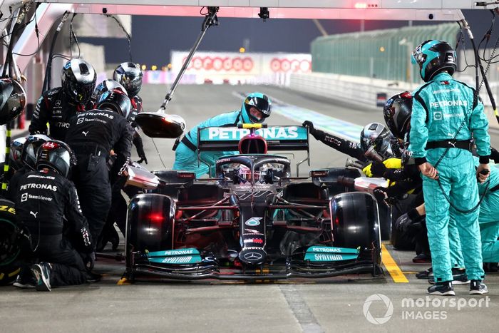 Valtteri Bottas, Mercedes W12, hace un pitstop