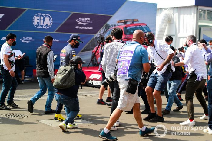 Los fans y los medios de comunicación siguen a Sergio Pérez, Red Bull Racing