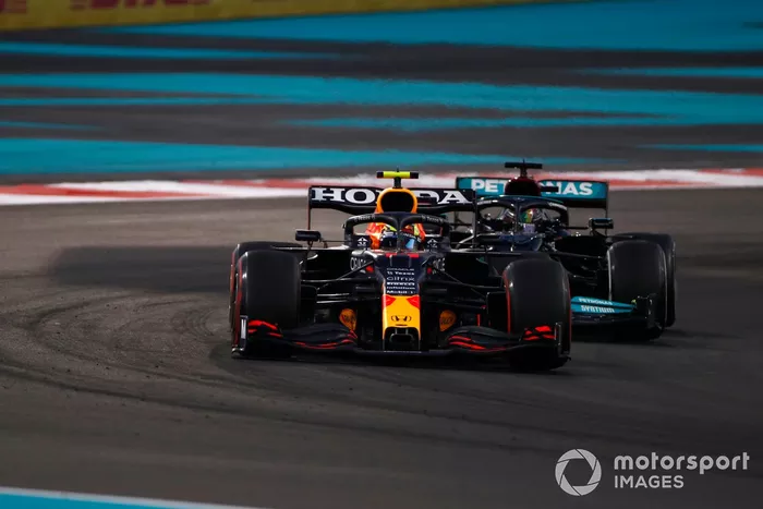 Sergio Pérez, Red Bull Racing RB16B, lucha con Lewis Hamilton, Mercedes W12