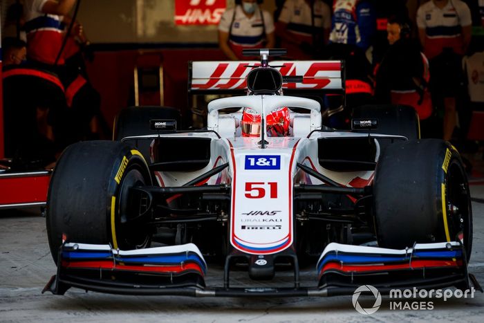 Pietro Fittipaldi, con un Haas F1 Team VF-19 adaptado (muleto) con los Pirelli de 18 pulgadas  