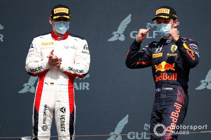 Podio: David Beckmann, Charouz Racing System, 3ª posición, aplaude mientras Liam Lawson, Hitech Grand Prix, 1ª posición