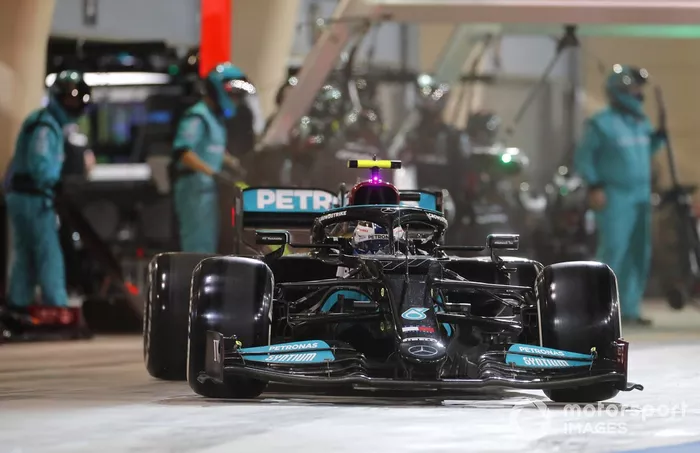 Valtteri Bottas, Mercedes W12, en pits