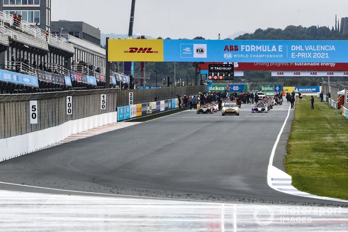 La parrilla se forma detrás del Safety Car