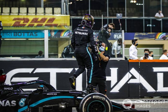 Lewis Hamilton, Mercedes-AMG F1, 3ª posición, sale de su coche después de hacer donuts al final de la carrera