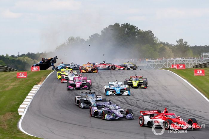 Accidente de  Felix Rosenqvist, Arrow McLaren SP Chevrolet, Marcus Ericsson, Chip Ganassi Racing Honda, Romain Grosjean, Dale Coyne Racing with Rick Ware Racing Honda