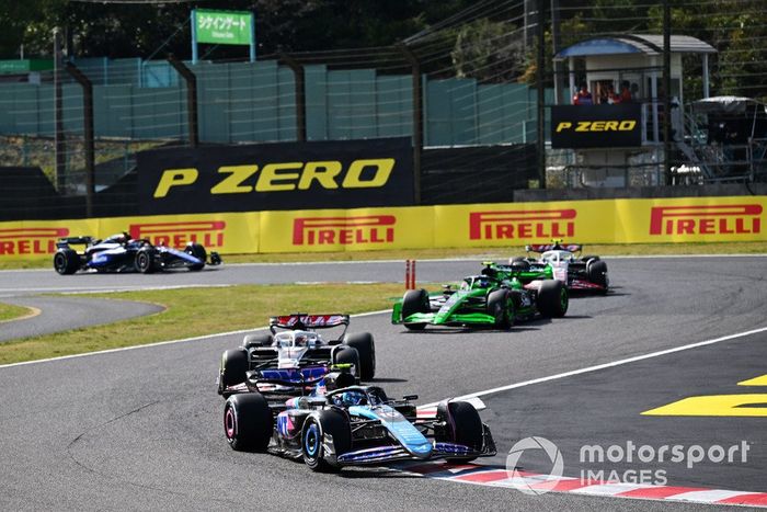 Pierre Gasly, Alpine A524, Kevin Magnussen, Haas VF-24, Zhou Guanyu, Kick Sauber C44