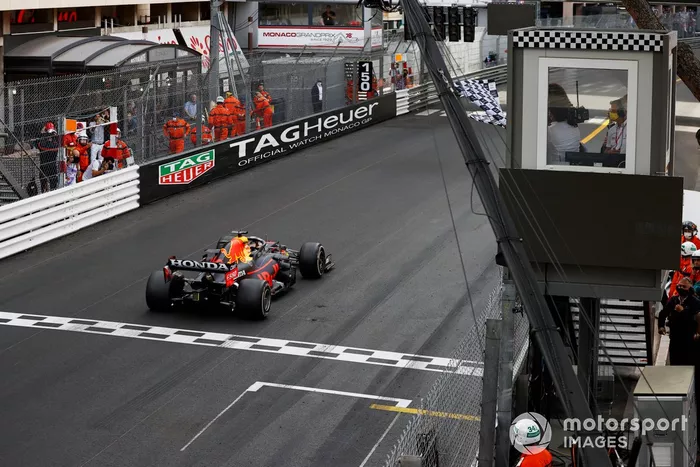Ganador Max Verstappen, Red Bull Racing RB16B, toma la bandera a cuadros mientras ondea la bandera la estrella del tenis Serena Williams