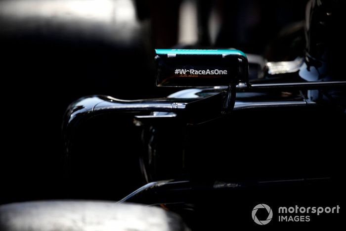 Logo de We Race As One en el espejo de Lewis Hamilton, Mercedes W12