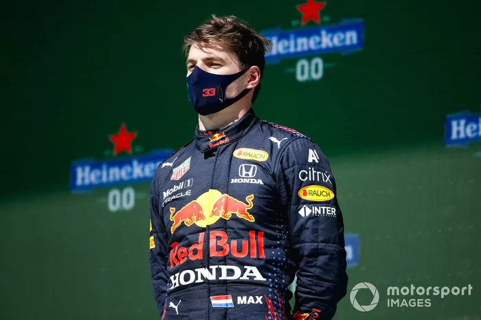 Max Verstappen, Red Bull Racing, secondo classificato, sul podio