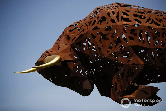 Escultura del toro de Red Bull