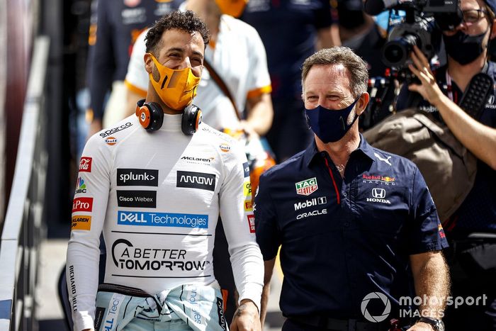 Daniel Ricciardo, McLaren, con Christian Horner, Team Principal, Red Bull Racing
