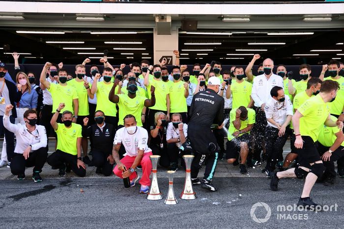 Lewis Hamilton, Mercedes, primera posición, Valtteri Bottas, Mercedes, tercera posición, y el equipo de Mercedes celebra la victoria