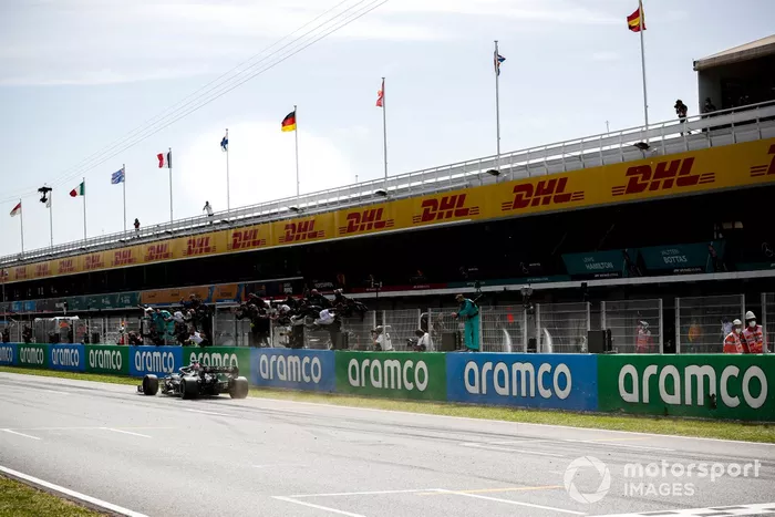 Ganador de la carrera Lewis Hamilton, Mercedes W12 cruza la meta