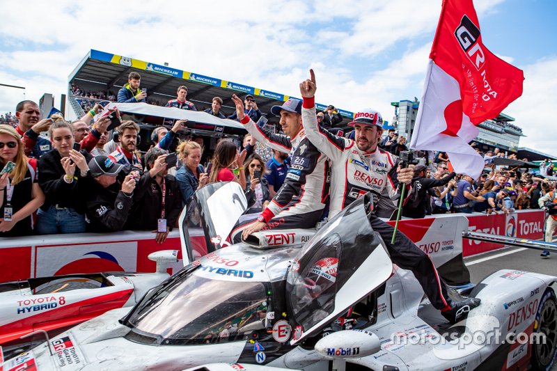 Race winner #8 Toyota Gazoo Racing Toyota TS050: Sébastien Buemi, Kazuki Nakajima, Fernando Alonso