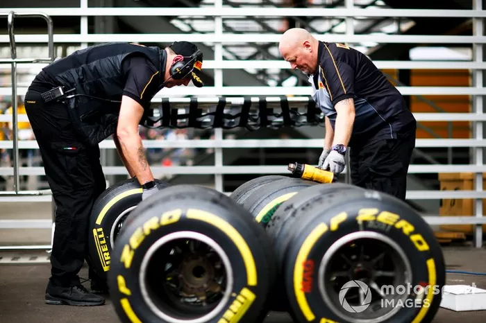 Tecnici Pirelli al lavoro su degli pneumatici