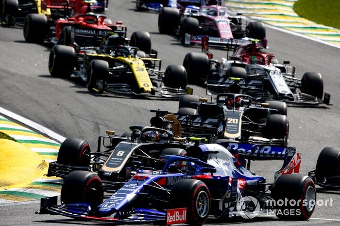 Pierre Gasly, Toro Rosso STR14, Romain Grosjean, Haas F1 Team VF-19, Kevin Magnussen, Haas F1 Team VF-19, Antonio Giovinazzi, Alfa Romeo Racing C38, Daniel Ricciardo, Renault F1 Team R.S.19, y el resto a través de las primeras curvas
