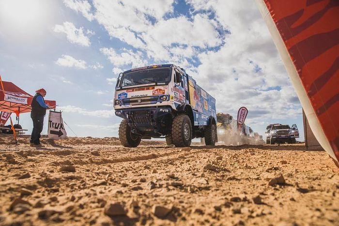 #511 Team KAMAZ Master: Andrey Karginov, Andrey Mokeev, Igor Leonov