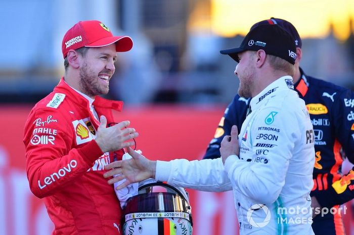 Sebastian Vettel, Ferrari, felicita al ganador de la pole Valtteri Bottas, Mercedes AMG F1