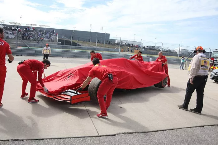 El monoplaza de Charles Leclerc, Ferrari SF90 es llevado al pitlane
